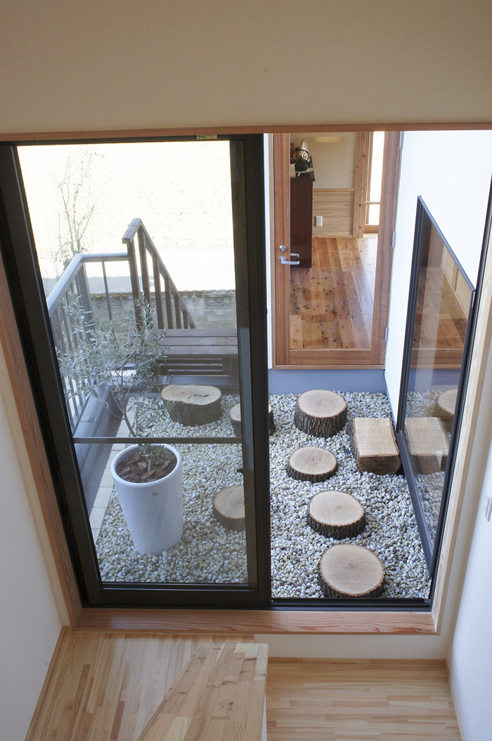 中庭が望めるナチュラルテイストの家