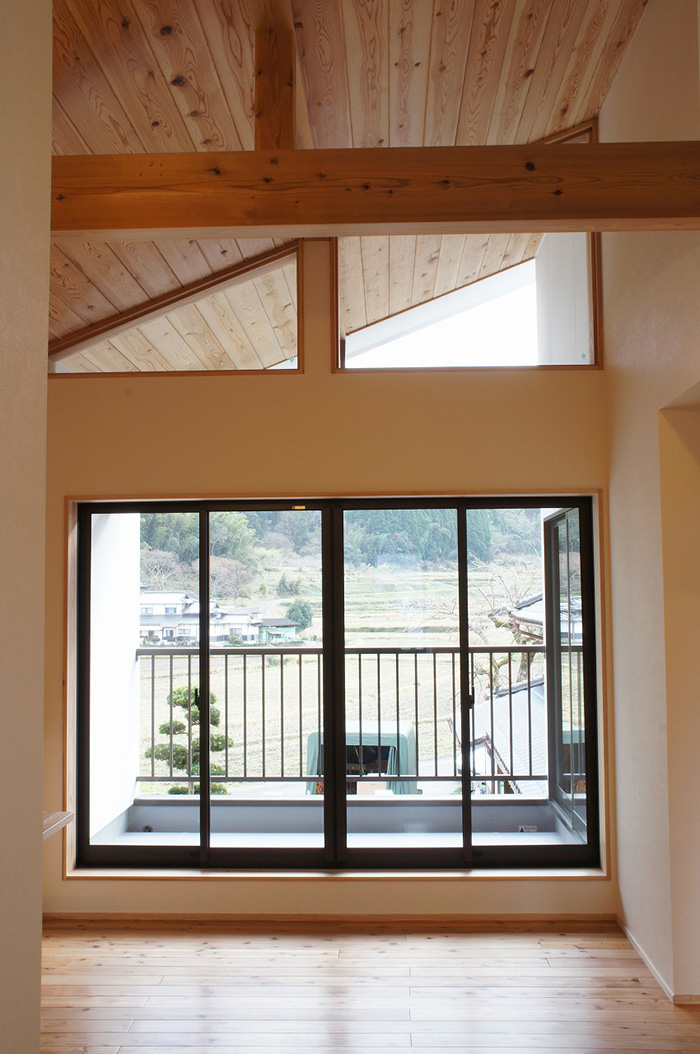 中庭が望めるナチュラルテイストの家