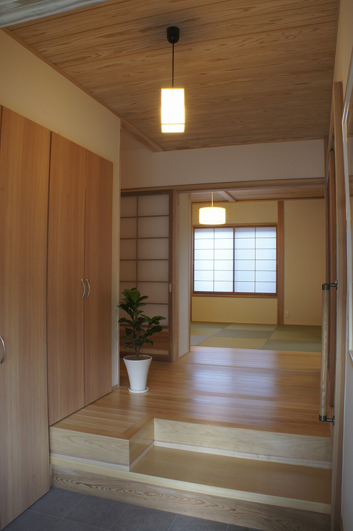 中庭が望めるナチュラルテイストの家