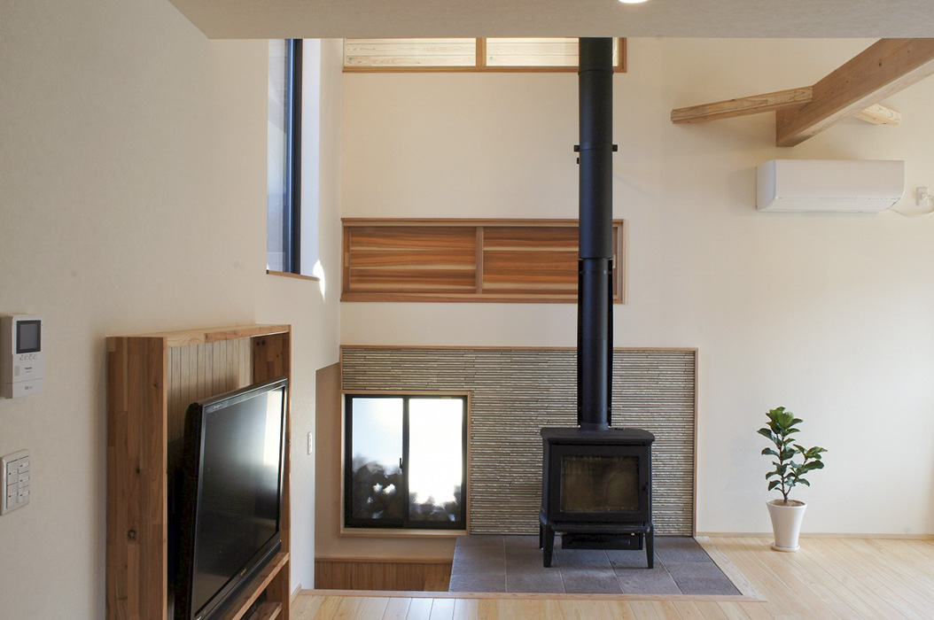 中庭が望めるナチュラルテイストの家