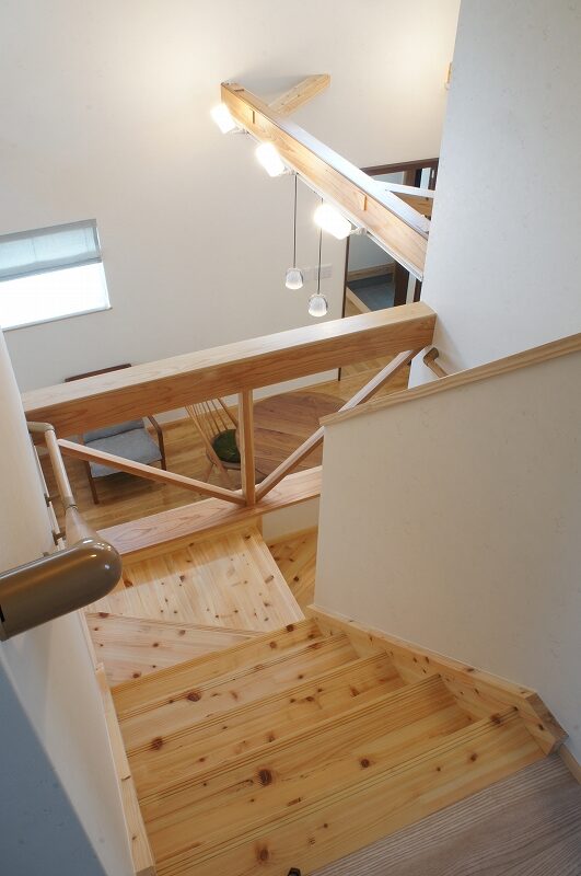 木の温もりをやさしく照らす家