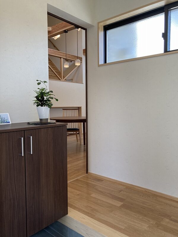 木の温もりをやさしく照らす家