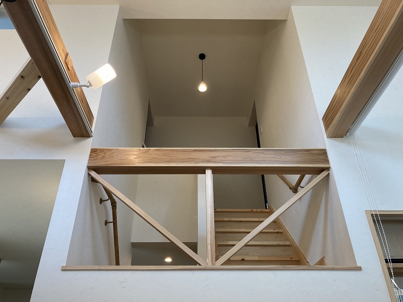 木の温もりをやさしく照らす家